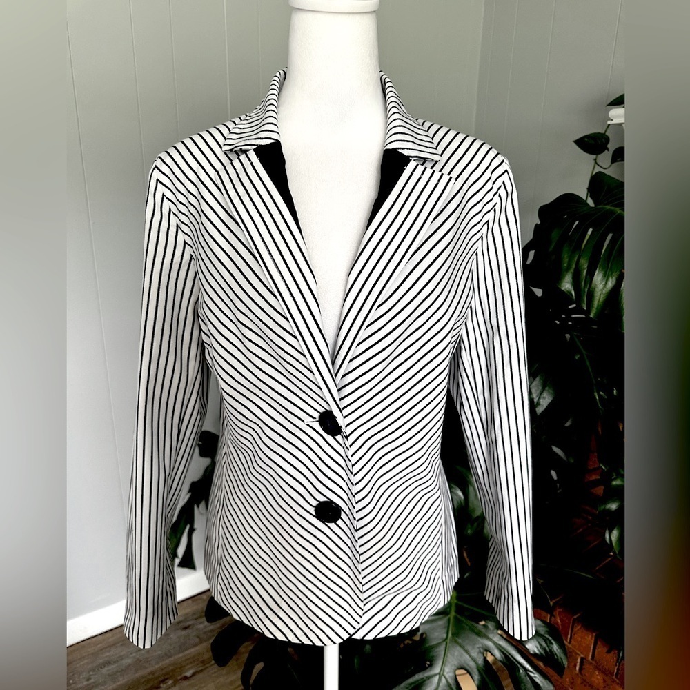 🛍️ Jones New York 98% Cotton Stretch jacket. Size 14P white with navy stripes.